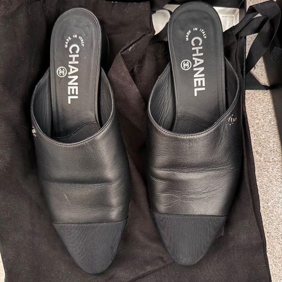 AUTHENTIC Chanel 2018 Interlocking CC Logo Mules Women's Size: 7 | IT 37 - Picture 6 of 16